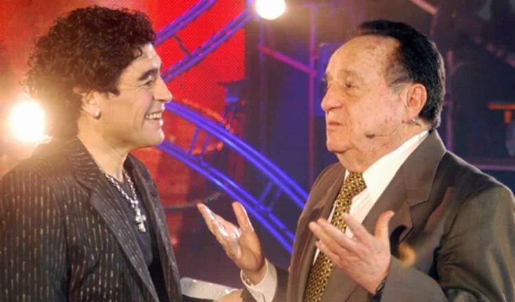 Diego Armando Maradona llama ídolo a Chespirito en su programa ‘La noche del diez’ en 2005 