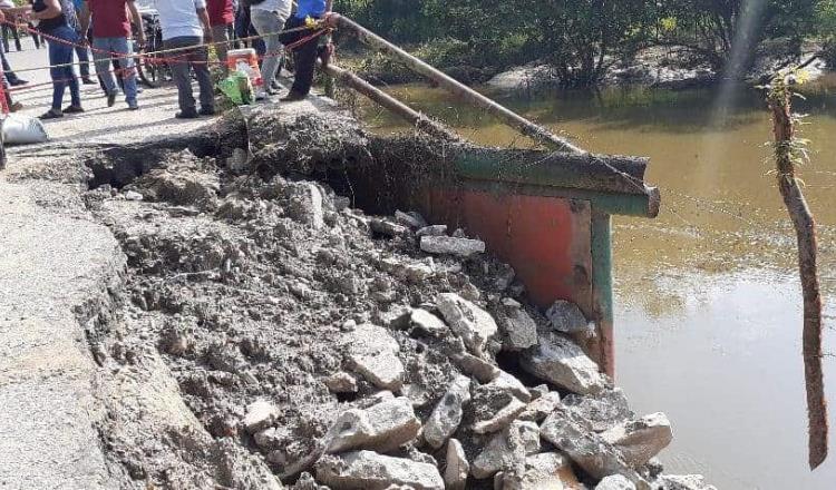 Bloquean puente habitantes de ranchería en Huimanguillo ante temor de quedar incomunicados por socavón 