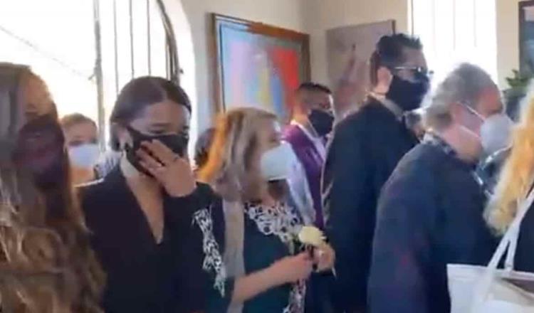 Angela Aguilar de las más conmovidas en el funeral de Flor Silvestre