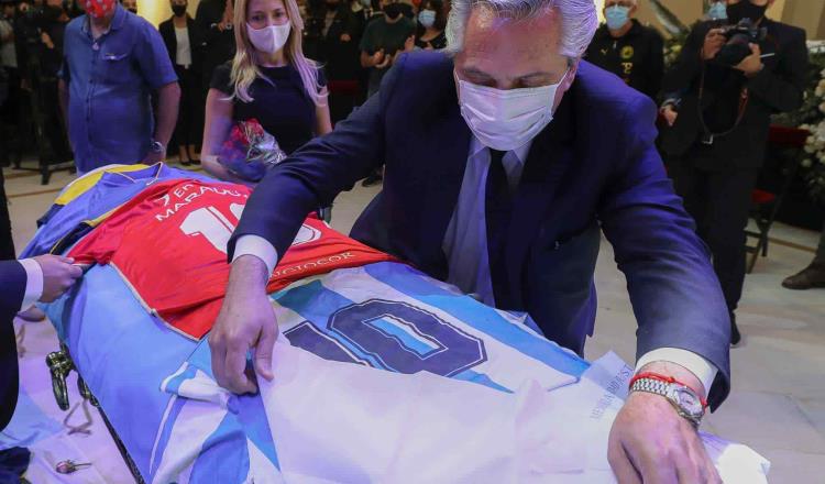 Entre enfrentamientos de policías con hinchas, polémica y un funeral íntimo, dicen adiós a Maradona