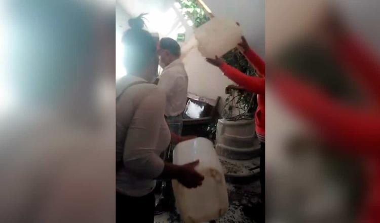 Ganaderos de Chihuahua bañan con leche al delegado de Liconsa; lo acusan de adeudar recursos