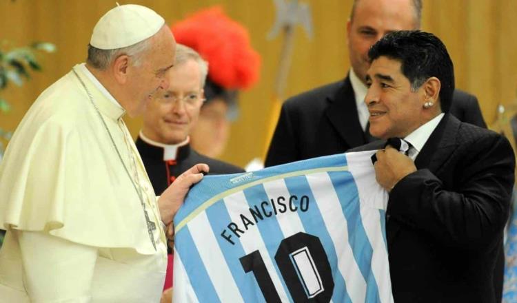 Papa Francisco reza por Maradona; hinchas salen a calles de Nápoles