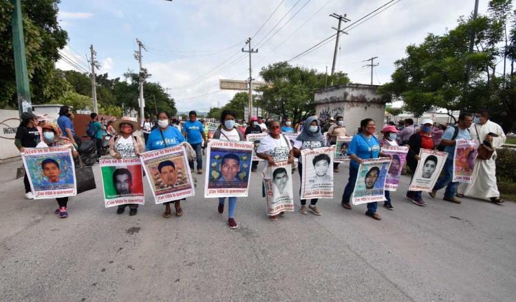 Padres de los 43 normalistas toman caseta del Sol; exigieron investigar a Cienfuegos