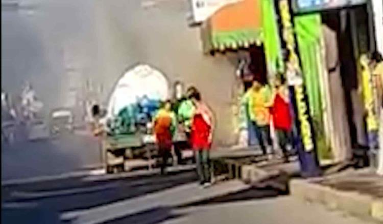 Se incendia pipa de gas en pleno centro de Cárdenas; no hubo pérdidas humanas 