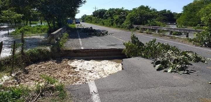 Corriente de río Chico colapsa cabezal de puente en Jonuta; pobladores piden intervención de autoridades