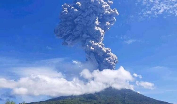 Volcán Lewotolok en Indonesia, lanza columna de ceniza de 4 mil metros