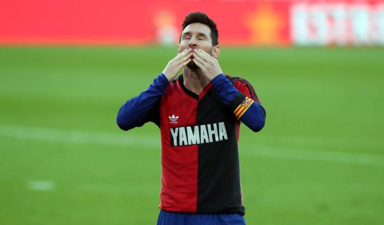 Messi homenajea a Maradona con gol y jersey del Newell’s