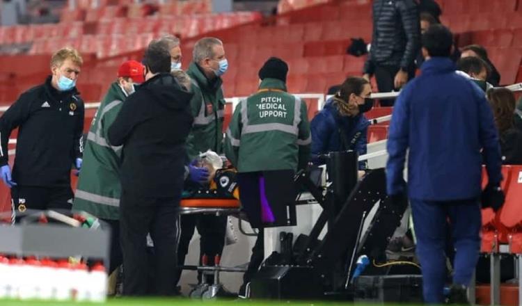 Raúl Jiménez sale en camilla e inmóvil en el partido contra el Arsenal