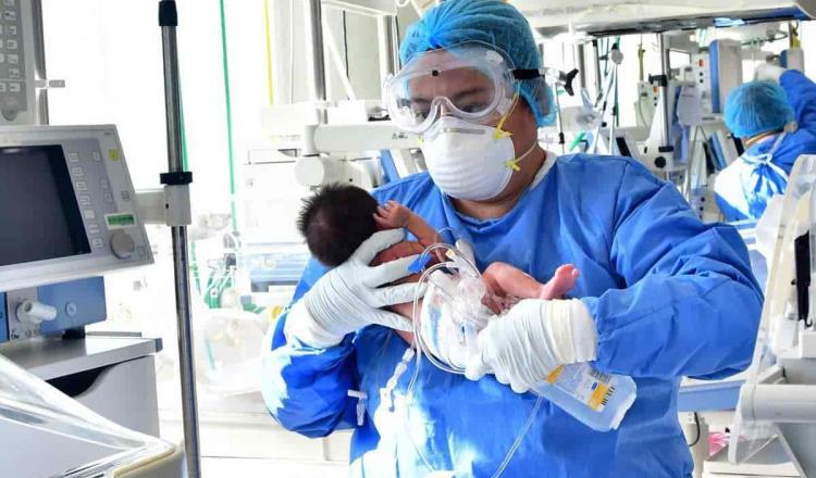 Estudian médicos a bebé que nació con anticuerpos de Covid-19 en Singapur
