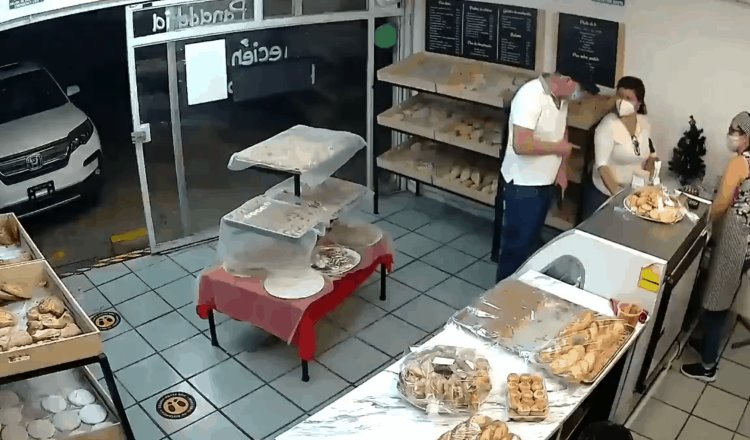 Hombre armado roba camioneta en panadería de Guadalajara