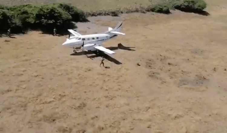 Asegura Semar aeronave con bidones de turbosina en Pijijiapan, Chiapas