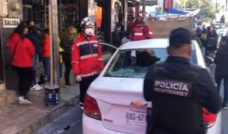 Mujeres pelean por lugar de estacionamiento y destruyen coche en Monterrey