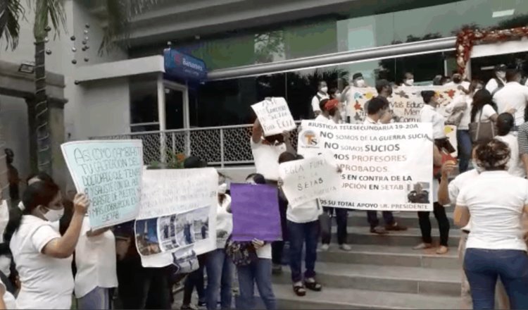 Protestan maestros de telesecundaria contra la titular de la SETAB