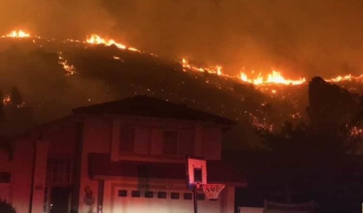 Desalojan a 25 mil en California por incendio 