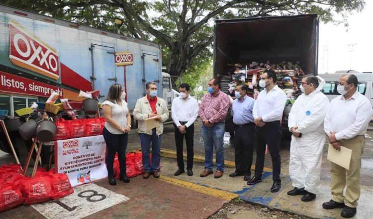 Dona OXXO a Ayuntamiento de Centro 500 kits de limpieza para repartir a los damnificados por inundaciones
