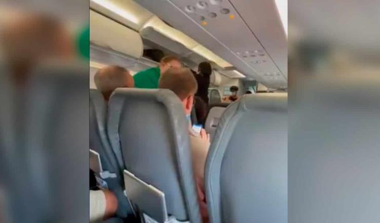 Mujer en Estados Unidos se niega a usar cubrebocas en avión y es retirada del vuelo