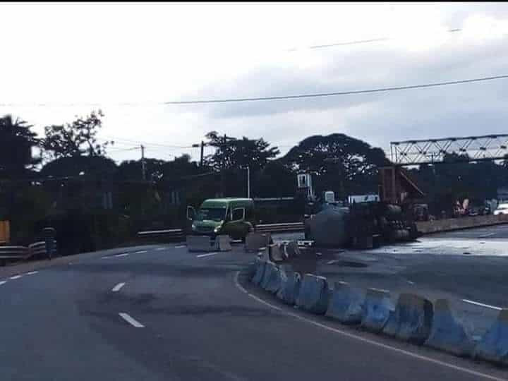 Vuelca pipa en la Paraíso-Comalcalco; no hubo lesionados