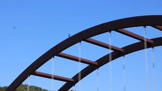 Youtuber se fractura el cráneo tras arrojarse a un río desde un puente