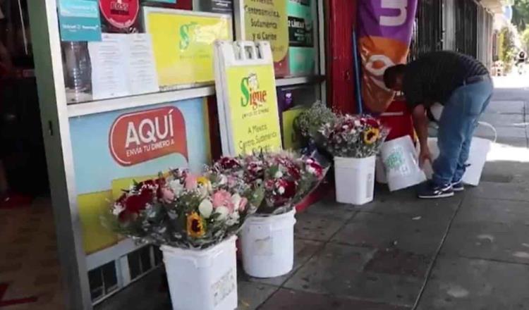 Regalan 40 mil dólares a niño migrante que vendía flores; se hace viral 