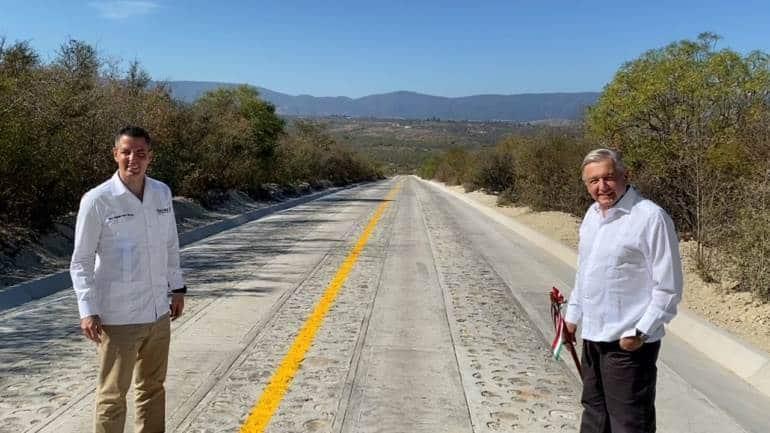 ¡Esto es la cuarta transformación! dice AMLO al presumir carretera construida por comunidades de Oaxaca