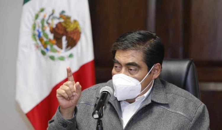 Vuelvan a confinarse, no es un fin de año para posadas y brindis señala gobernador de Puebla