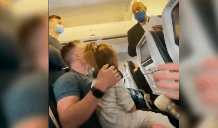 En EU expulsan de avión a pareja porque su hija de 2 años no usaba cubrebocas