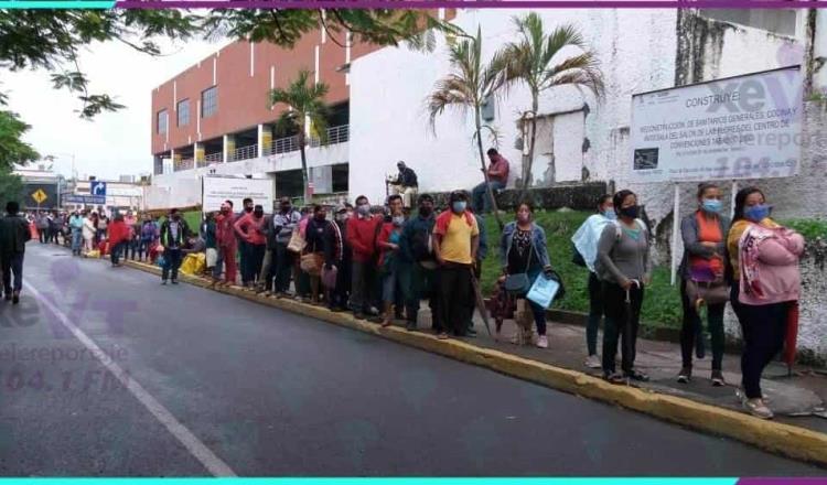 Habitantes de Centro y Nacajuca ya hacen fila para el cobro del censo, a más de 4 horas del inicio de la atención