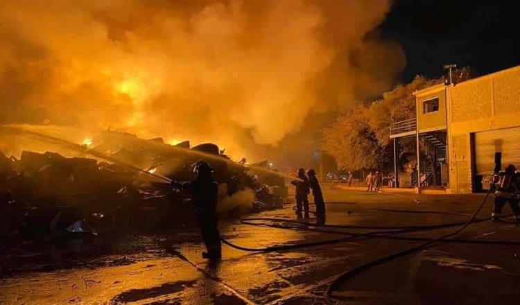 Desalojan a 60 personas por incendio en chatarrera en Guadalupe, Nuevo León