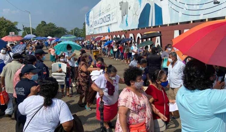 De nuevo aglomeraciones en el Parque Tabasco; ciudadanos pagan por un espacio en las filas