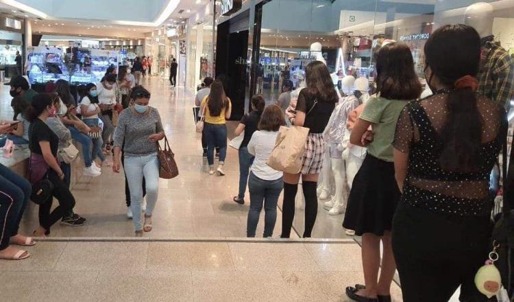 Abarrotan compradores entradas a plazas comerciales, esperan hasta una hora para ingresar