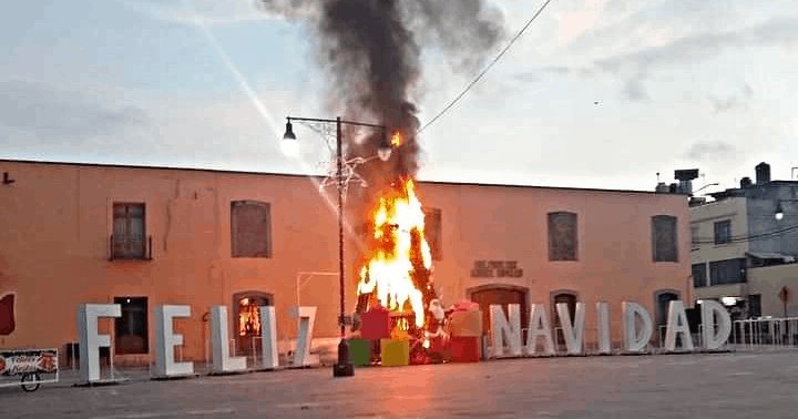 Por segunda ocasión, queman el árbol de navidad en Ixtenco, Tlaxcala