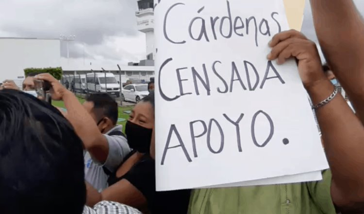 Protestan damnificados en Aeropuerto de Villahermosa durante visita de AMLO; exigen los tomen en cuenta en los censos