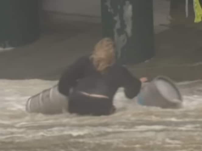 Mujer arriesga su vida en inundación para salvar barriles de cerveza en Australia