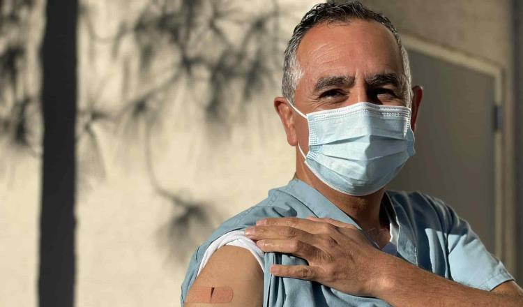 Presidente de la Cruz Roja en Tijuana, primer mexicano en recibir la vacuna contra el COVID-19… en Estados Unidos
