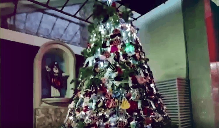 En Indonesia decoran árbol de Navidad con cubrebocas y botellitas de gel 
