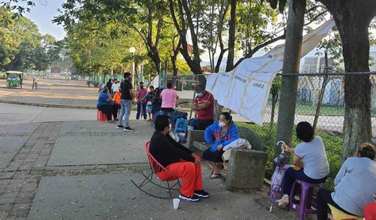 Afectados que no recibieron pago dormirán en el Parque Tabasco; dicen que estarán ahí hasta recibir el apoyo