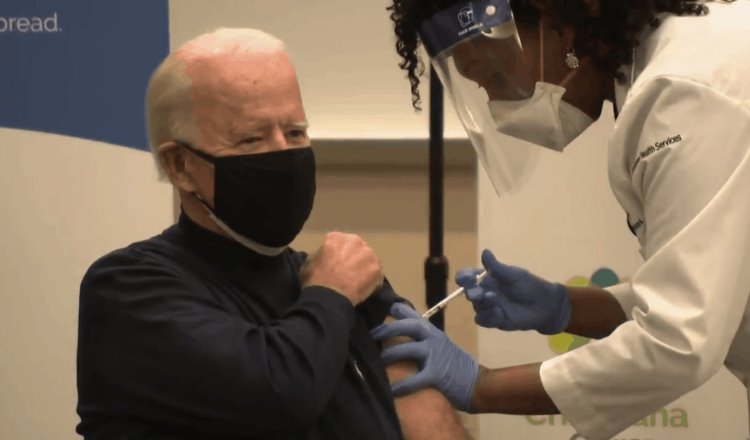 Joe Biden se vacuna contra el COVID-19… en público