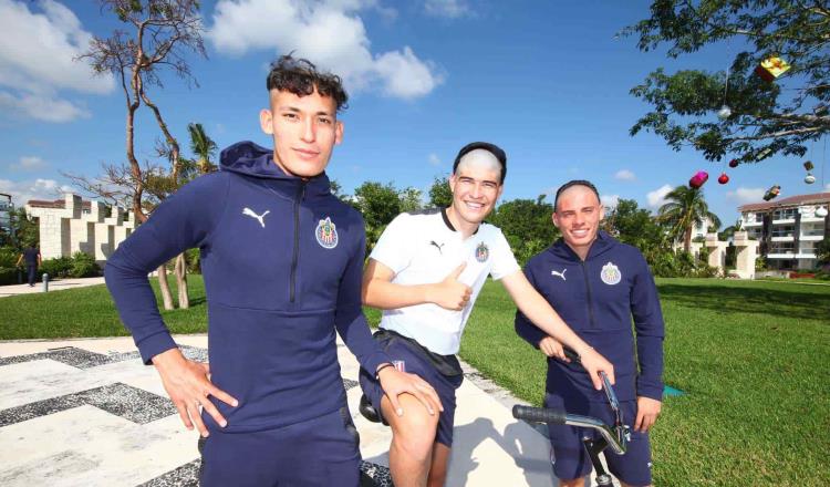 Jugadores de Chivas aplican ‘novatada’ a jóvenes recién ascendidos