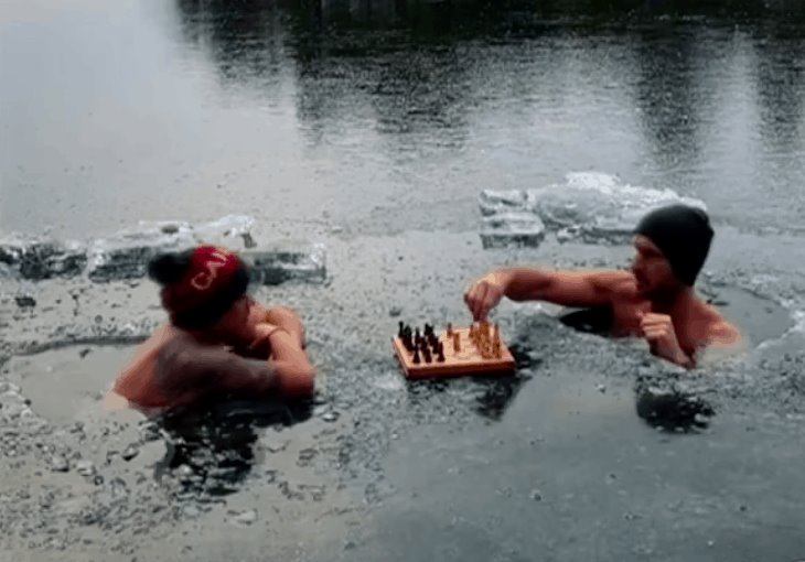 En Canadá, dos jóvenes juegan ajedrez en un lago congelado