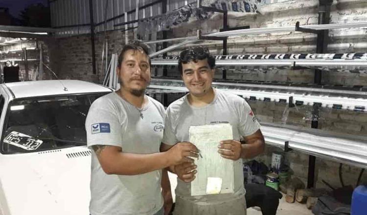 En Argentina, dueño de vidriería le regala auto a su empleado “más leal”