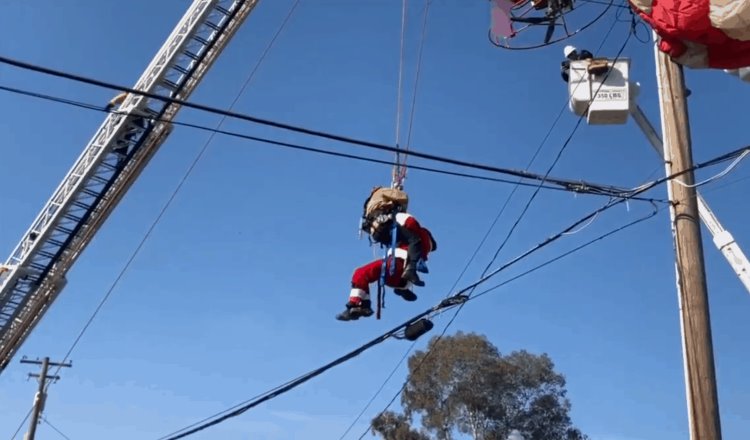 Santa Claus es rescatado tras quedar atorado en cables de la luz en Sacramento California