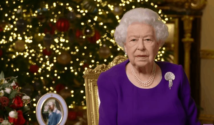 “Hasta en las noches más oscuras, hay esperanza en el nuevo amanecer”, señala la Reina Isabel II en su mensaje navideño