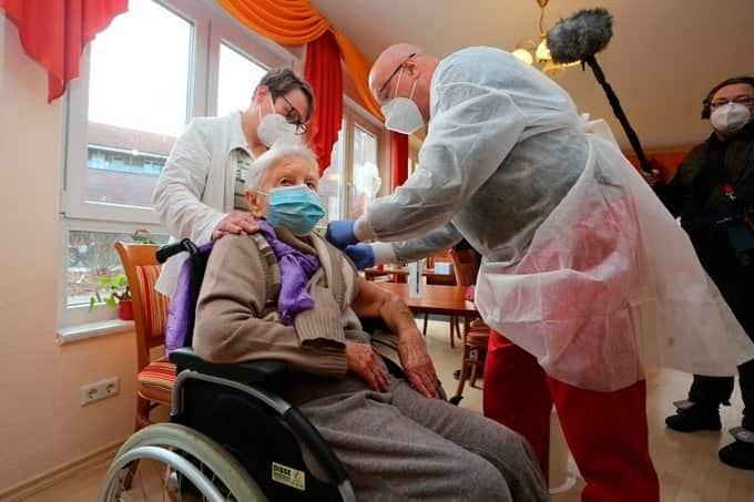 Inicia Alemania vacunación contra COVID-19; mujer de 101 años es la primera en ser inoculada