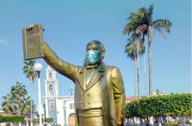 Colocan cubrebocas a monumento de Benito Juárez en Comalcalco