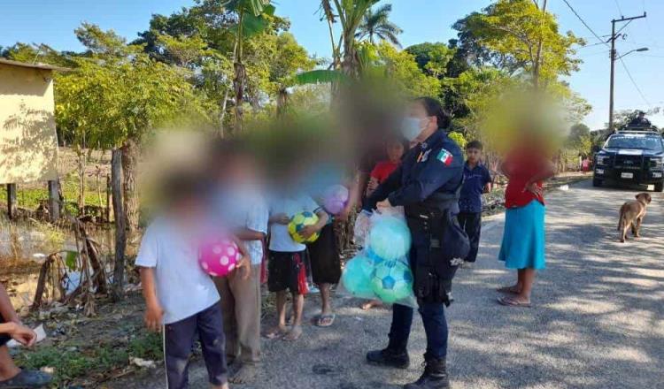 Reparte Policía Estatal juguetes a niños de localidades de Centro