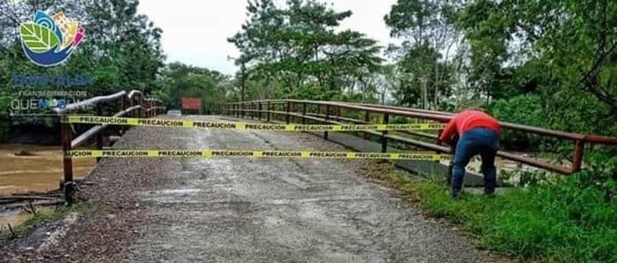 Por daños, suspenden circulación en puente que conecta a 2 secciones de ranchería Puyacatengo
