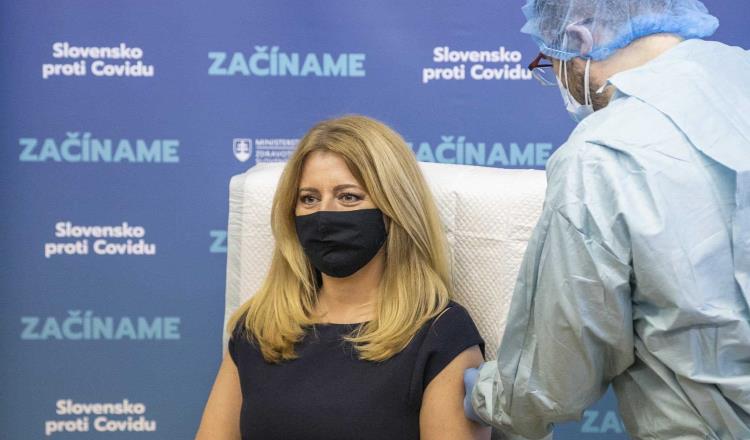 Zuzana Caputova, presidenta de Eslovaquia se vacuna contra COVID-19