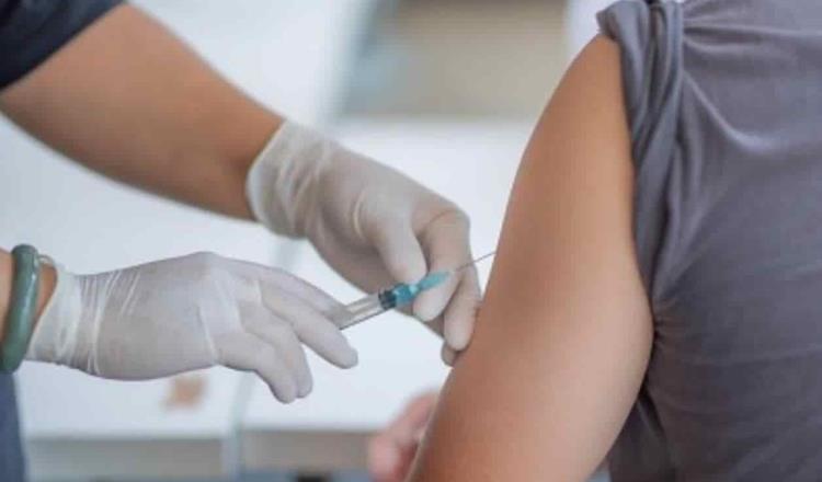 Reciben trabajadores del sector salud en Alemania, sobredosis de vacuna contra Covid