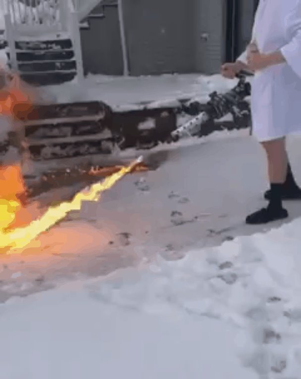 En EEUU, hombre utiliza lanzallamas para quitar la nieve de su hogar