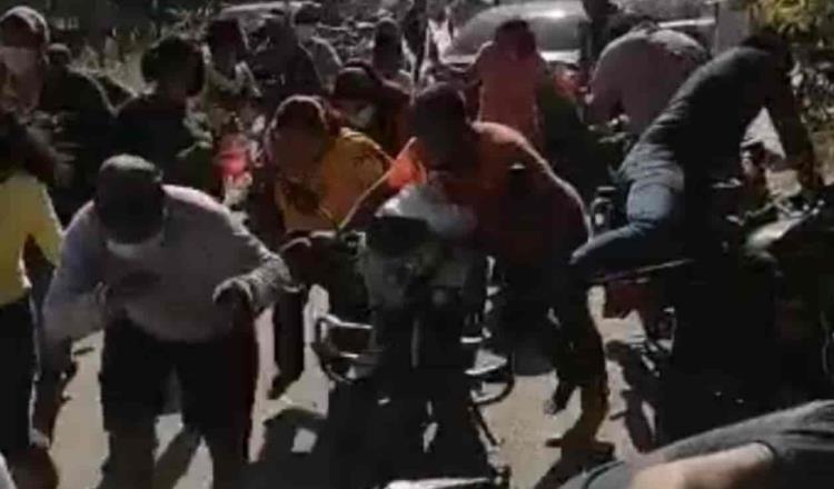 Pobladores bloquean en Huimanguillo tras no haber sido censados; antimotines los desalojan